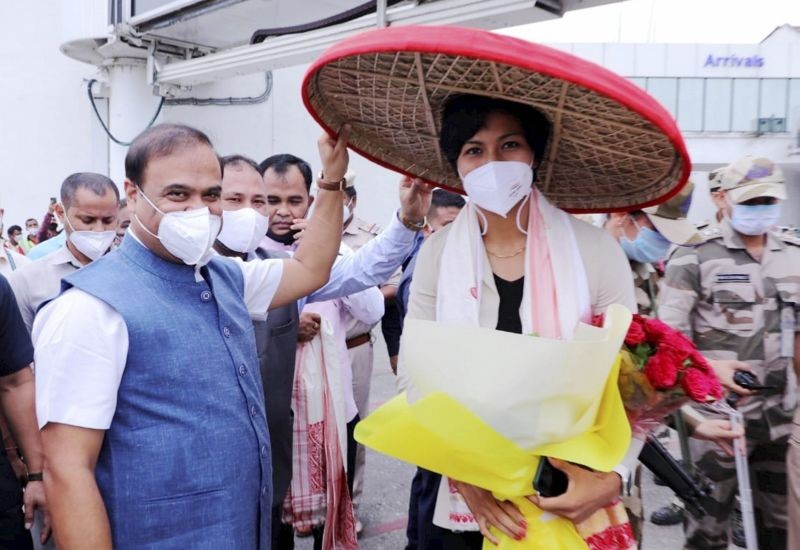 **EDS: IMAGE POSTED BY @himantabiswa** Guwahati: Olympic bronze medal winner boxer Lovlina Borgohain being welcomed by Assam CM Himanta Biswa Sarma on her arrival at the Lokopriya Gopinath Bordoloi International Airport, Borjar in Guwahati, Thursday, Aug 12, 2021. (PTI Photo)