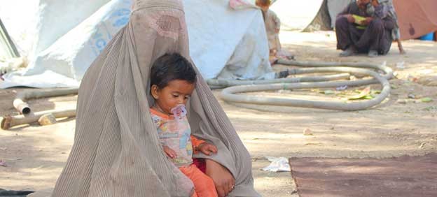 A mother and her child in the Haji camp for internally displaced people in Kandahar, Afghanistan. UN Secretary-General Antonio Guterres has called on Taliban militants to “immediately halt” their offensive against Government forces and return to the negotiating table in good faith, “in the interest of Afghanistan, and its people.” (Credit: UNICEF Afghanistan)
