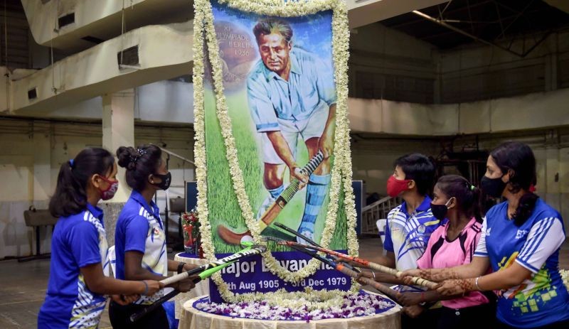 Kolkata: Womens hockey players pay tribute to legendary player Maj Dhyan Chand on his 116th birth anniversary celebrated as National Sports Day, in Kolkata, Sunday, Aug. 29, 2021.(PTI Photo) (PTI08_29_2021_000147B)