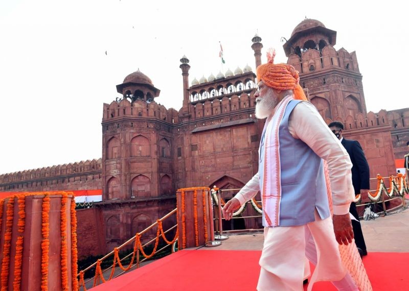 Modi unfurls Tricolour at Red Fort as India celebrates 75th I-Day.(photo:Modi Twitter)