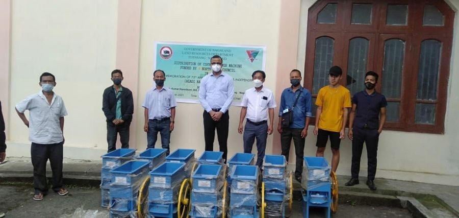 DC Tuensang Kumar Ramnikant, IAS with others during the distribution of coffee pulper machine coffee farmers of Tuensang and Noklak. (Morung Photo)