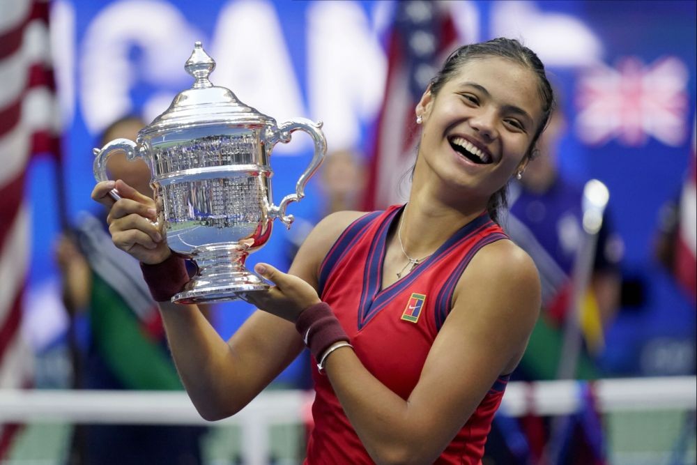 New York: Emma Raducanu, of Britain, holds up the US Open championship trophy after defeating Leylah Fernandez, of Canada, during the women's singles final of the US Open tennis championships, Saturday, Sept. 11, 2021, in New York. AP/PTI