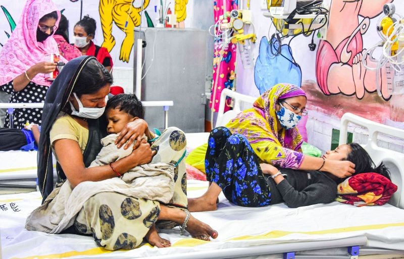 Dengue patients receive treatment at the children ward of a government Victoria Hospital in Jabalpur on September 13, 2021. (PTI Photo)