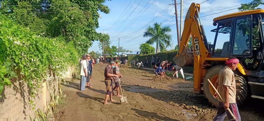 Residents of Kashiram village engaged in repairing the pothole ridden roads on September 11. (Photo Courtesy: KYO)