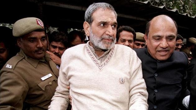 Congress leader Sajjan Kumar leaves Patiala House court in New Delhi.(PTI FILE PHOTO)