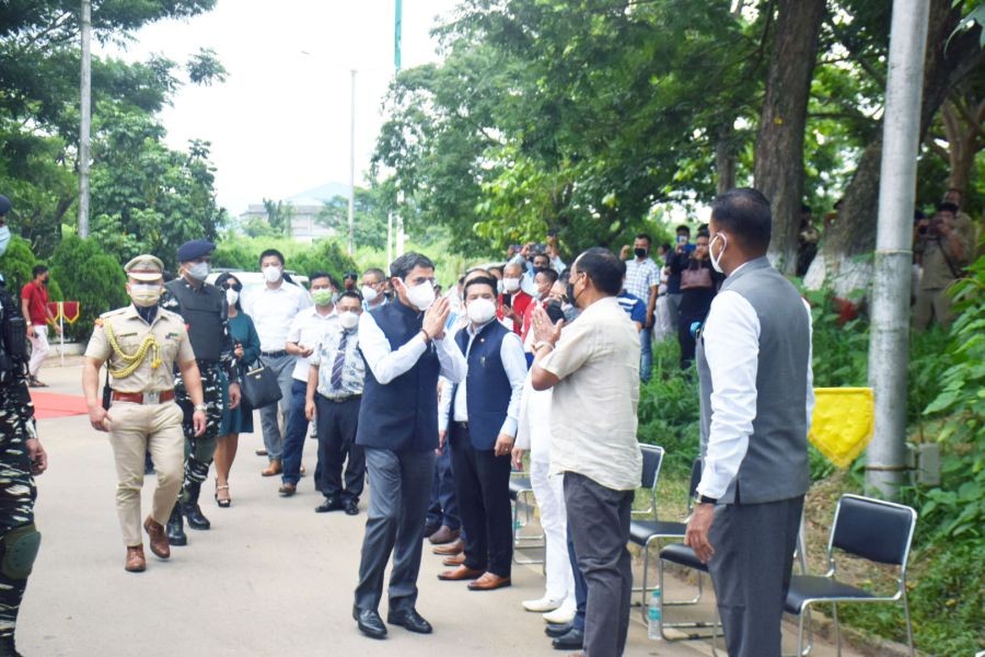 The outgoing Governor of Nagaland RN Ravi greets others at Dimapur Airport before his departure from the State on September 15. (Photo: DIPR)