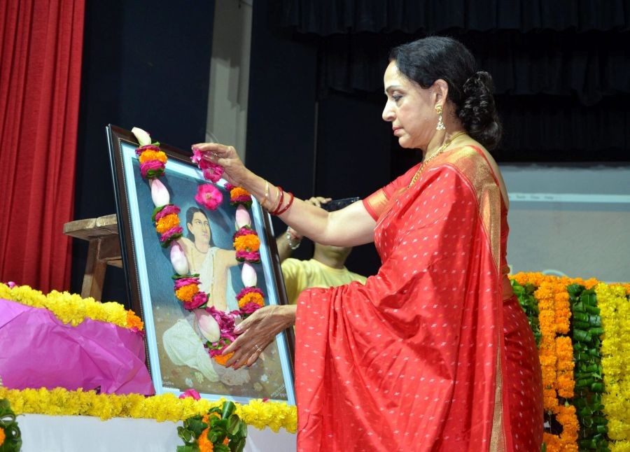 Mathura: BJP MP and bollywood actress Hemamalini pays floral tribute to Chaitanya Mahaprabhu during a function in Vrindavan, Thursday, Sept 30, 2021. (PTI Photo)