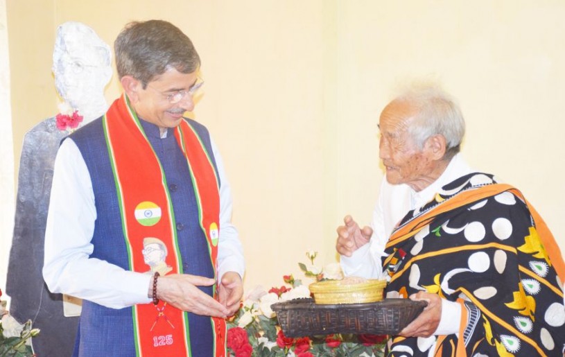 Governor of Nagaland, RN Ravi with Poswuyi Swuro, a veteran freedom fighter whom Netaji had appointed as Dobashi of the village. (Photo Courtesy: PRO to Governor)