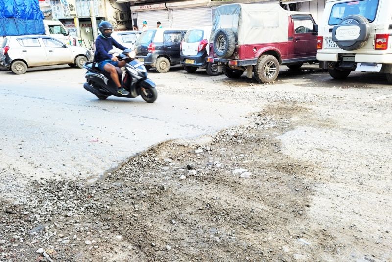 An unrepaired patch of road in the main town area near Razhu Point, Kohima. (Morung Photo by Chizokho Vero)