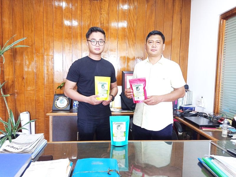 MCCI president Tsukti Longkumer (right) launching the new Mopungchuket Orthodox Tea produced by entrepreneur Imsusunep Jamir (left) on September 13 (Morung Photo)