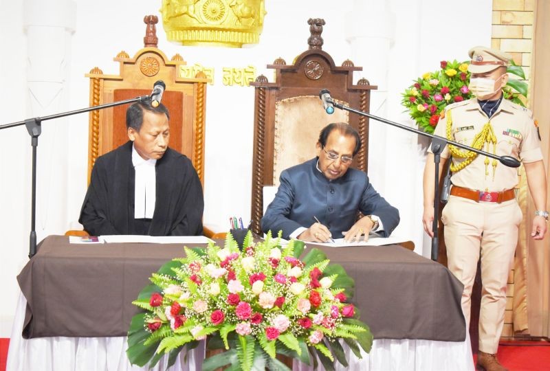 Professor Jagdish Mukhi (right) being sowrn in as the Nagaland Governor on September 17.