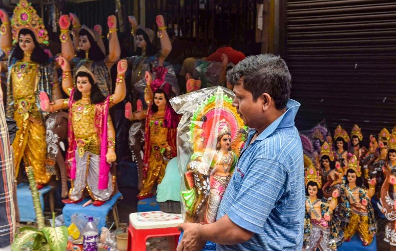 A devotee buys an Idol of Lord Vishwakarma ahead of Vishwakarma Puja festival, in Kolkata on September 16, 2021.(PTI Photo)