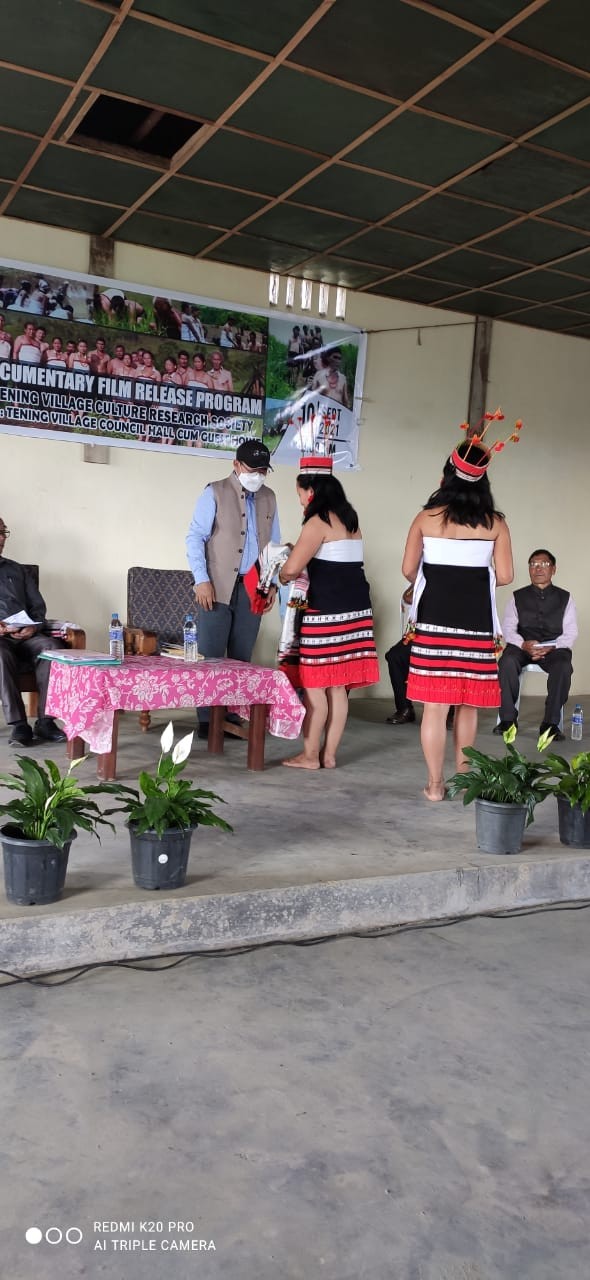 Guest of honour Achakbo Newmai Superintendent Engineer, Department of Agriculture was honoured by TCRS during the occasion of their first film release on September 10 at Tening.