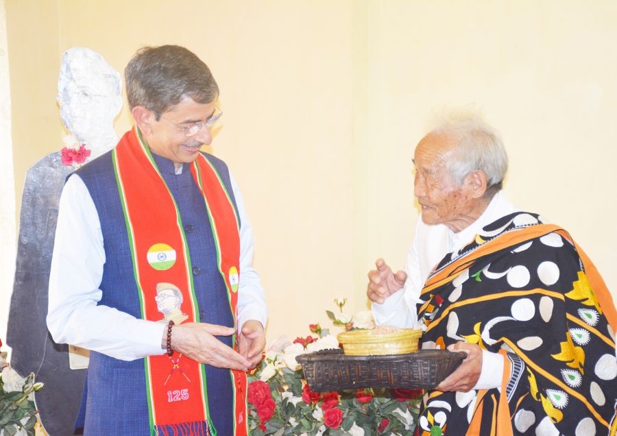 Governor of Nagaland, RN Ravi with Poswuyi Swuro, a veteran freedom fighter whom Netaji had appointed as Dobashi of the village. (Photo Courtesy: PRO to Governor)