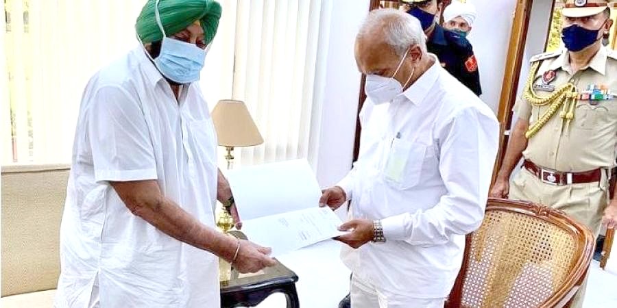 Punjab Chief Minister Captain Amarinder Singh submits resignation to Governor Banwarilal Purohit. (Twitter Photo)