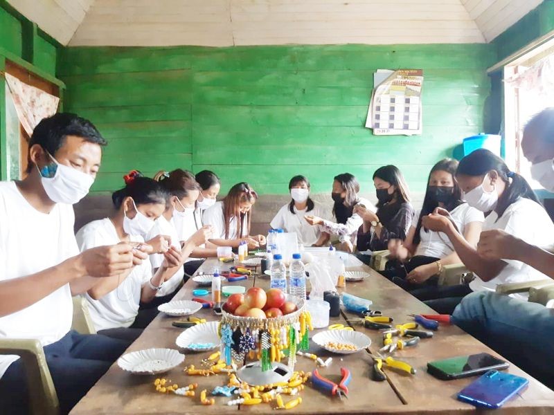 Members of the Pungro-based Mutual Vendor SHG engaged in making jewelry. The group has 2 male members. (Photo Courtesy: Grassroots Aspirations)