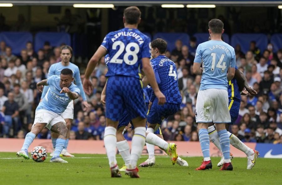 Manchester City’s Gabriel Jesus, left, scores his side’s opening goal during the English Premier League soccer match between Chelsea and Manchester City at Stamford Bridge Stadium in London on September 25. (AP Photo)