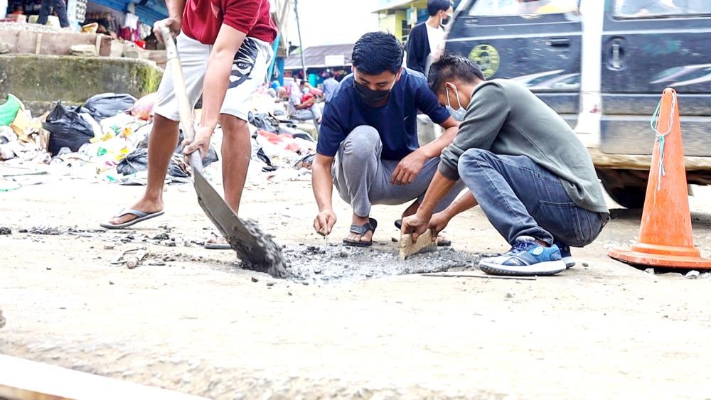 CSUTT members filling up the pothole at Bazar Police Point in Tuensang town on September 18. (Morung Photo)