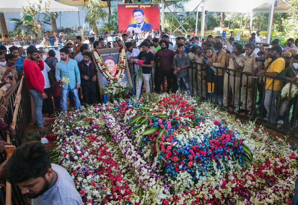 Bengaluru: Fans mourn near the grave of late Kannada film actor Puneeth Rajkumar at Kanteerava studio in Bengaluru, Sunday, Oct. 31, 2021. Rajkumar passed away due to a fatal cardiac arrest on Friday morning. (PTI Photo)