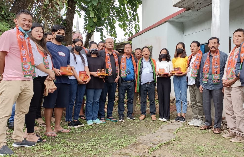 BJP Mokokchung President Imolemba Jamir (centre) and ST Morcha President Oyimpong Longchar (6th from L) with the beneficiaries and other BJP party officials. 