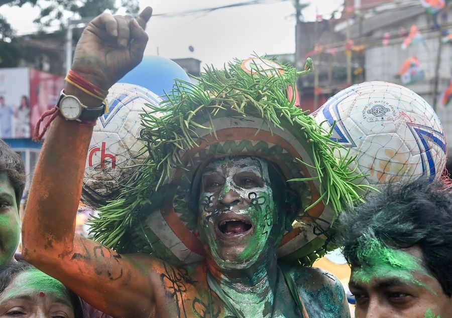Kolkata: TMC supporters jubilate outside West Bengal Chief Minister Mamata Banerjee's residence during the counting of votes for the Bhawanipur by-elections, at Kalighat in Kolkata, Sunday, Oct 3, 2021. (PTI Photo/Swapan Mahapatra)