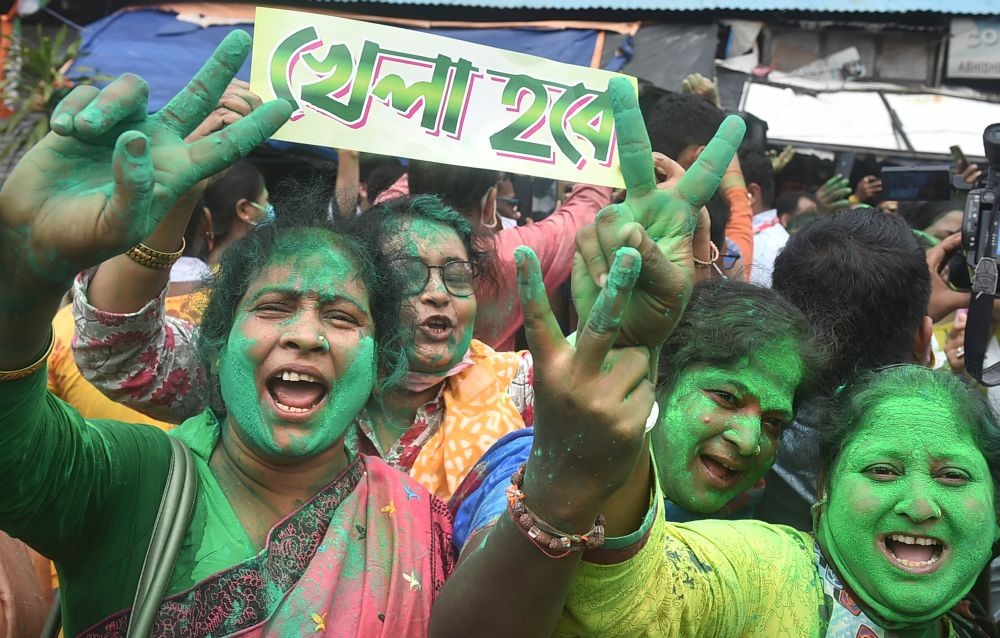 Kolkata: TMC supporters flash victory sign outside West Bengal Chief Minister Mamata Banerjee's residence during the counting of votes for the  Bhawanipur by-elections, at Kalighat in Kolkata, Sunday, Oct 3, 2021. (PTI Photo/Swapan Mahapatra)