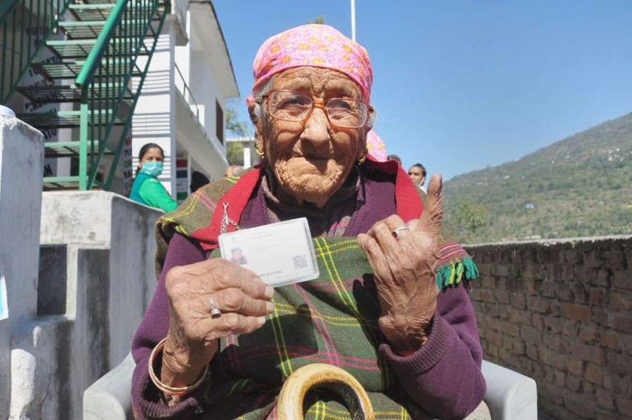Kullu: 102-year-old Tulki Devi shows her finger marked with indelible ink after casting vote in the Mandi Lok Sabha seat By-election in Kullu district, Saturday, Oct. 30, 2021. (PTI Photo)