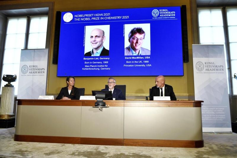 Goran K Hansson, Permanent Secretary of the Royal Swedish Academy of Sciences, centre, announces the winners of the 2021 Nobel Prize in Chemistry, in Stockholm, Sweden, Wednesday, Oct. 6, 2021. Professor Pernilla Wittung-Stafhede, is seated at left and Professor Peter Somfai at right. Two scientists have won the Nobel Prize for chemistry for finding an “ingenious” new way to build molecules that can be used to make everything from medicines to food flavorings. Benjamin List of Germany and Scotland-born David W.C. MacMillan developed “asymmetric organocatalysis.” Goran Hansson of the Royal Swedish Academy of Sciences said Wednesday that work has already had a significant impact on pharmaceutical research. (AP Photo)