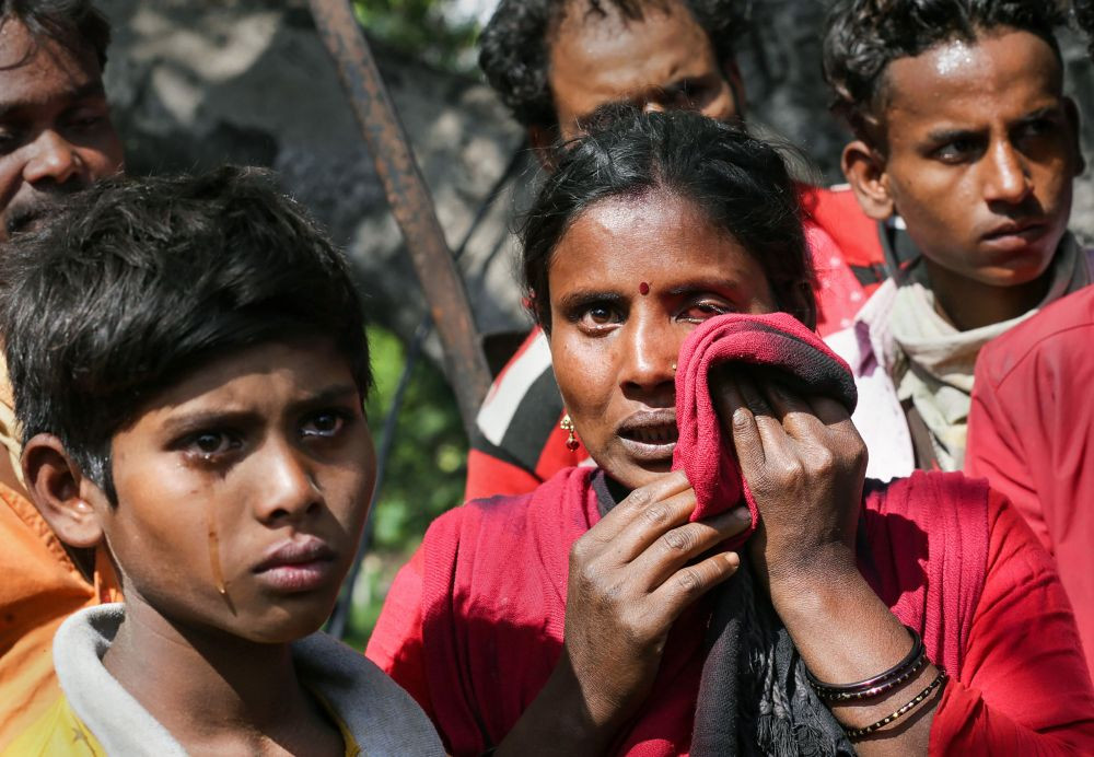 Jammu: Panic-stricken migrant labourers arrive from Kashmir, in Jammu, Monday, Oct. 18, 2021. Four migrant labourers were shot dead in the valley by the terrorists in the past two days. (PTI Photo)