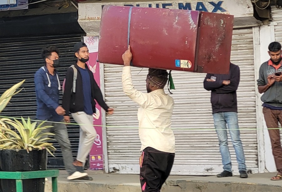 A labour carries a load on his head along ‘No Parking Zone’ in Old NST area, Kohima on October 2. The designation of the stretch from the New NST to Khuochiezie (Kohima Local Ground) North Gate via Razhu point in Kohima has been become a contentious issue.  On October 2, traders along the stretch downed their shutters to express unhappiness with the authorities over the enforcement of ‘No Parking Zone’ along the stretch from October 1. (Morung Photo)