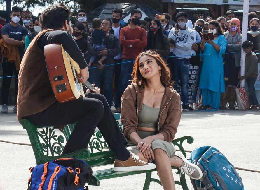 Shimla: Bollywood actress Sana Makbul during shooting of a music video at Ridge in Shimla, Wednesday, Oct 20, 2021. (PTI Photo)