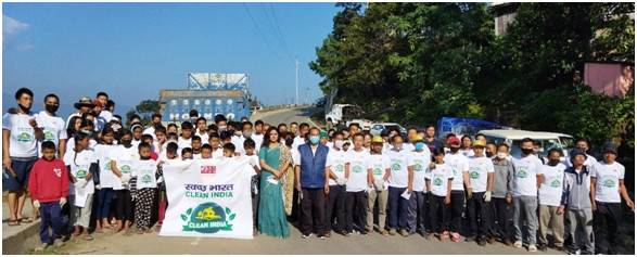 Vice Chairperson, Board of Governors NYKS, Madhavi Agarwal and participants from NYO and NYKS during the ‘Clean India Mission’ campaign on October 25 in Kohima. (Photo Courtesy: NYO)
