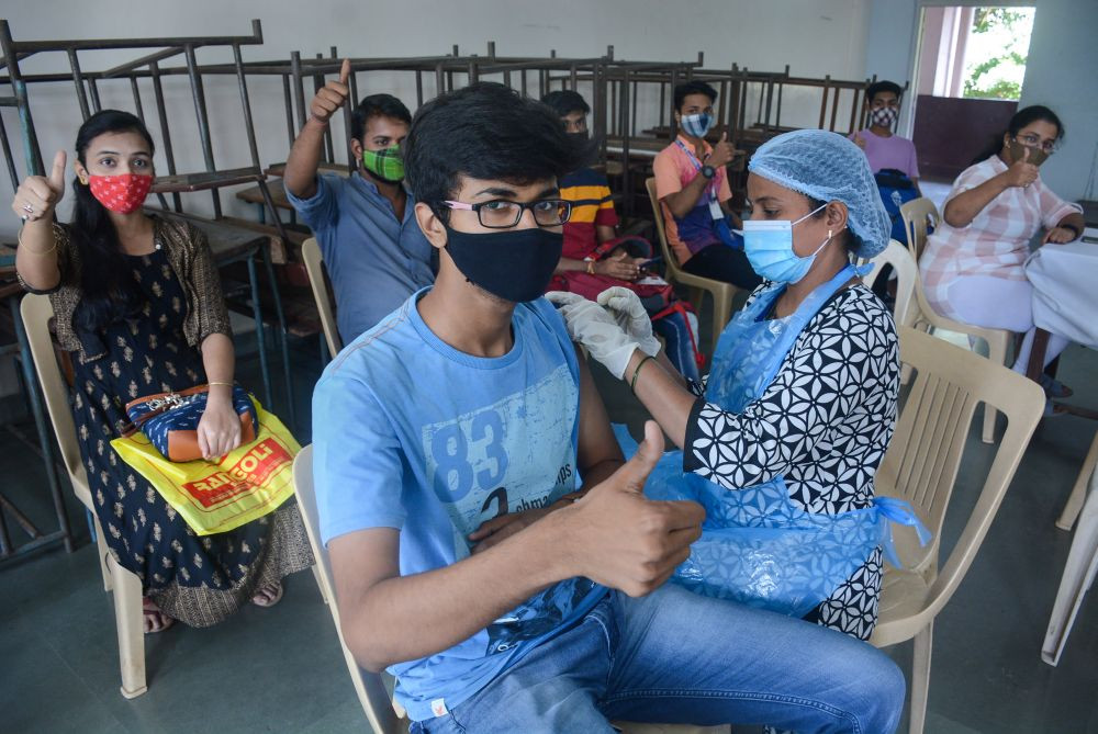 Thane: A student gives a thumbs-up as he receives a dose of COVID-19 vaccine as India crossed the 1 billion Covid-19 vaccine dose milestone, at Dnyanasadhana College in Thane, Thursday, October 21, 2021. (PTI Photo)