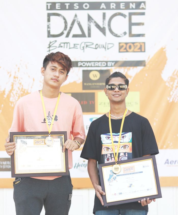 Winner of Tetso Arena Dance Battleground 2021 Subham Das (right) a.k.a. Crazy Skull from Guwahati, Assam representing CFX, Artmosphere, Fresh Full 5, and All In One with runner-up Aowapang Imchen (left) a.k.a. Neo Gotham from Dimapur representing CFX and Soul Crew. The event was organized by Tetso Arena at Tetso College, Sovima Campus, Dimapur on October 30. The winner and runner-up walked away with a cash prize of Rs 8,000 and Rs 4,000 respectively. Also, in attendance was Theja Meru, Advisor, Task Force for Music & Arts (TaFMA), who lauded the organizers “for providing the space for the creative pursuits of young people to blossom.” The judges for the dance battle were Jianpu, B.Boy Rix and Roop.