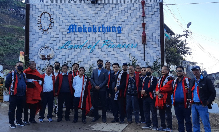 Members of Aongza Ward Authority with Shashank Pratap Singh, IAS, ADC, Mokokchung& Administrator, Mokokchung Municipal Council after unveiling of the Heritage Wall at IOC Junction, Mokokchung on November 18. (Morung Photo)