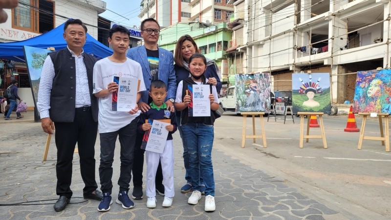 Theja Meru and others with winners of art competition during Art Festival 2022 in Kohima on April 13. (Morung Photo)