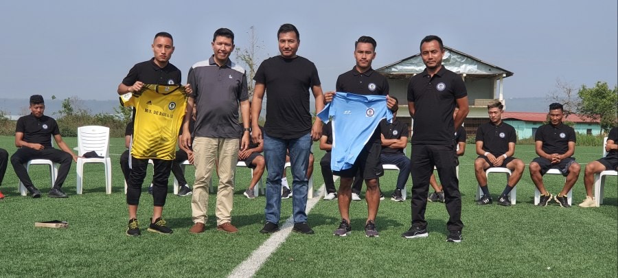 Masangum Hiekha and Rev Dr Mongzeung Mpom with Peren District team players during the unveiling of team’s jersey at Jalukie Town Astro Turf Ground on April 16.