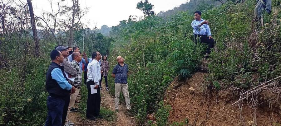 Inter-Ministerial Central Team interacting with the farmers during their visit to Gariphema village on April 22. (DIPR Photo)