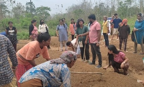 Practical demonstration conducted on land preparation during the kitchen garden training cum awareness for the five adopted villages. (Photo Courtesy: AIDA-SBI Gram Seva)
