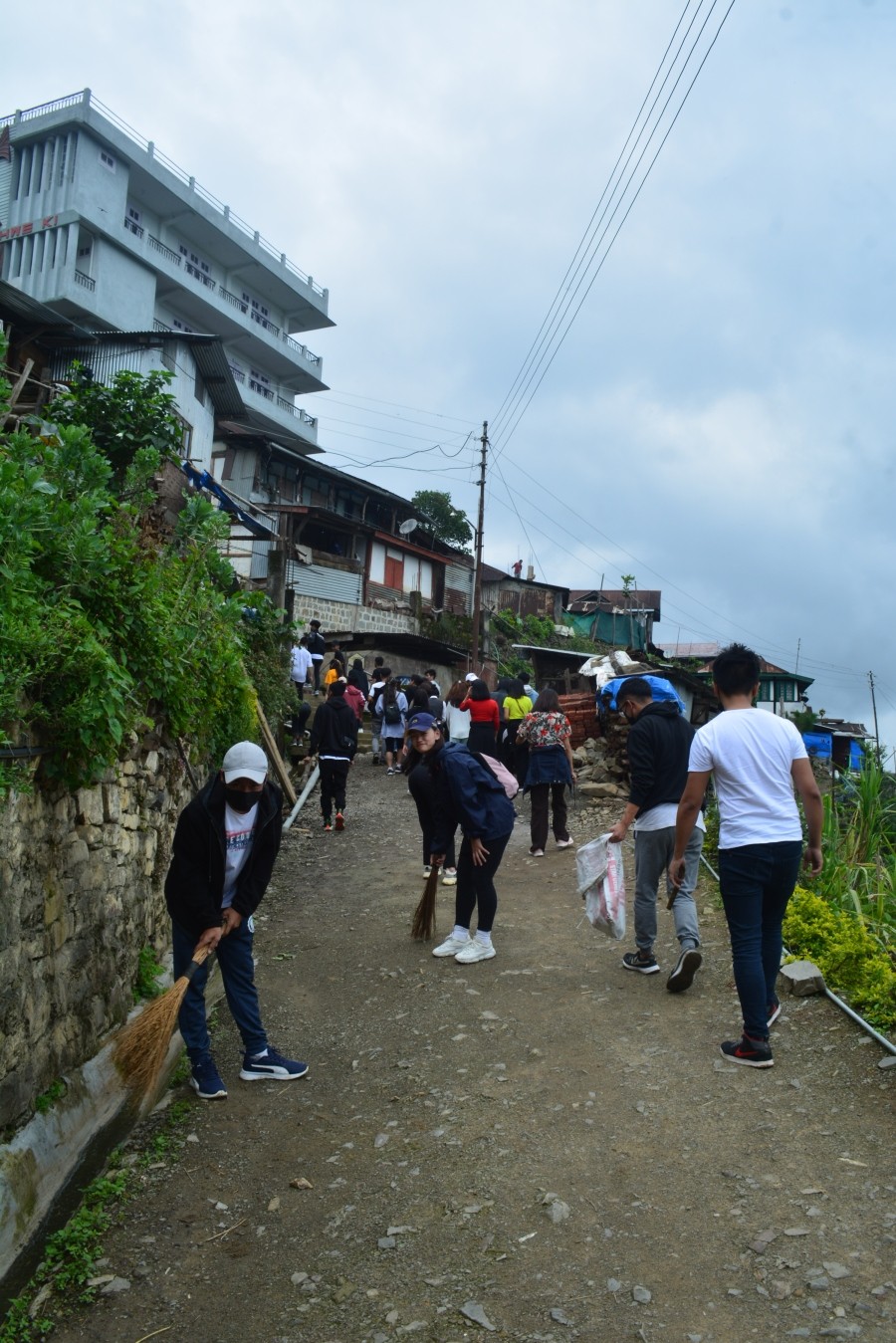 Modern Institute of Teacher Education (MITE), Kohima organized community learning and outreach activity on ‘No to Plastic’ under the Nai Talim Programme on May 25. A total of 100 Student-teachers of the 2nd semester participated in the cleanliness drive at Phesama village. They visited Government Middle School, Phesama, interacted with students, and played a skit on ‘No to Plastic.’ Student-Teachers and Coordinator Dr Velankanni Alex spoke on the topic. The team also met Phesama Village Council president followed by a meeting and discussion on the importance of village cleanliness and avoiding the usage of plastic for a better environment. 