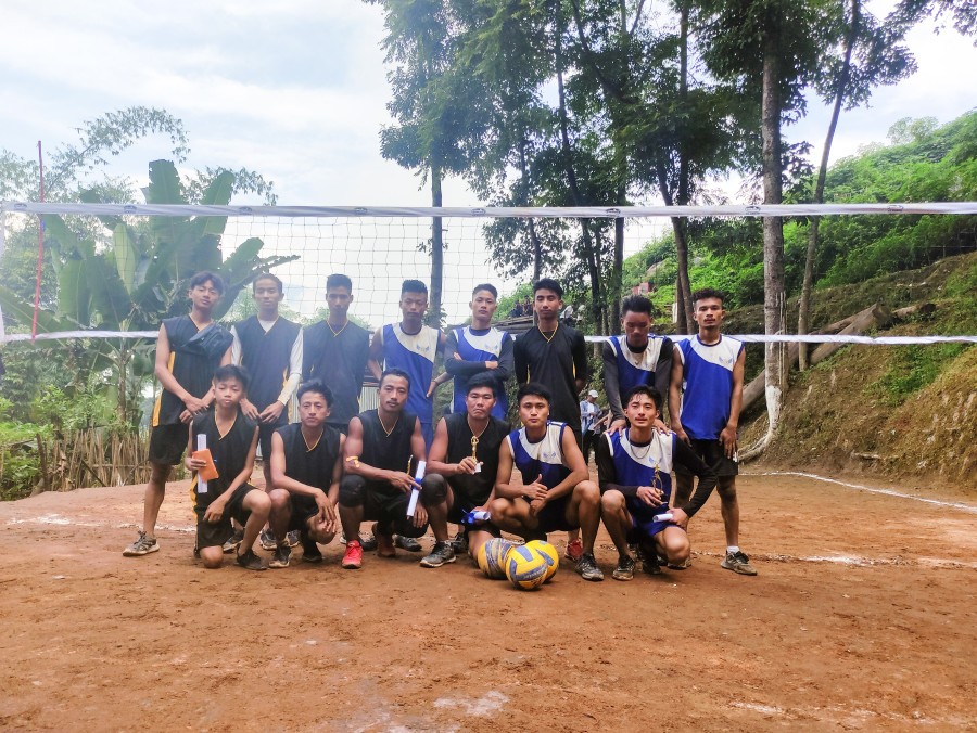 Players of Cousins United (blacks and yellow) and Young Sparky.