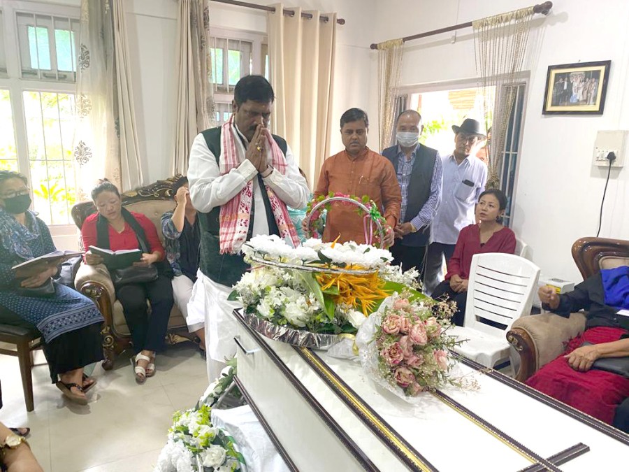 BJP leaders paying tribute to Yashipokla Longkumer.