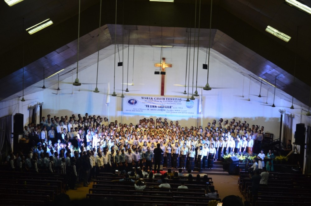 In tandem with the Western Sümi Baptist Akukuhou Küqhakulu’s (WSBAK) celebration of 75 years of existence (Platinum Jubilee 2022), the church organised a two-day choir festival beginning on July 22 at the premises of Dimapur Sümi Baptist Church under the theme, “Pa Likhi Shipililo/ Praise Him Alone” – Leshe (Psalms) 150: 6. A total of 11 church choirs from different sectors of Dimapur enthralled the congregation with their rendition of hymns written by both of Sümi and Western composers on the first night. Er Ahoto Zhimomi, President, WSBAK council was invited as the guest of honour for the event. The second day of the choir festival will be held at the Sümi Baptist Church Diphupar on July 23. (Morung Photo)