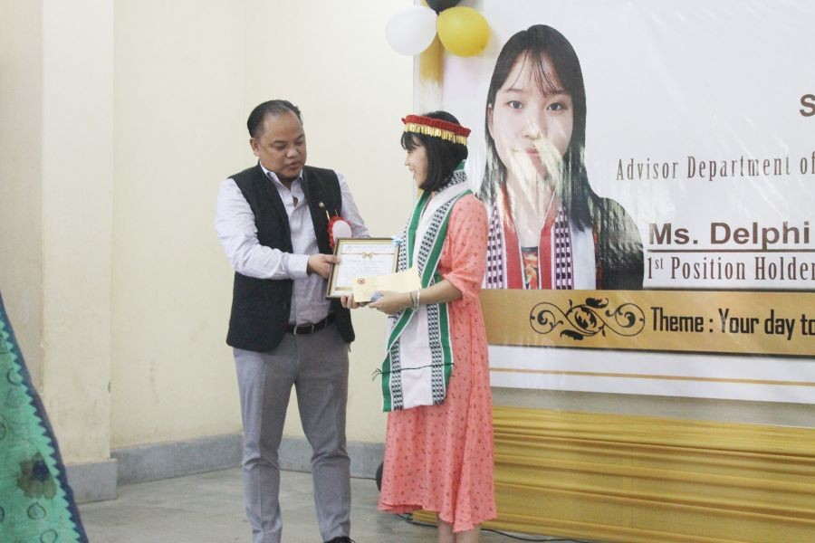 Tovihoto Ayemi presenting a certificate to Delphi Oinam, HSLC topper 2022 during the felicitation programme organised by the Dimapur Meetei Council on July 3. (Morung Photo)