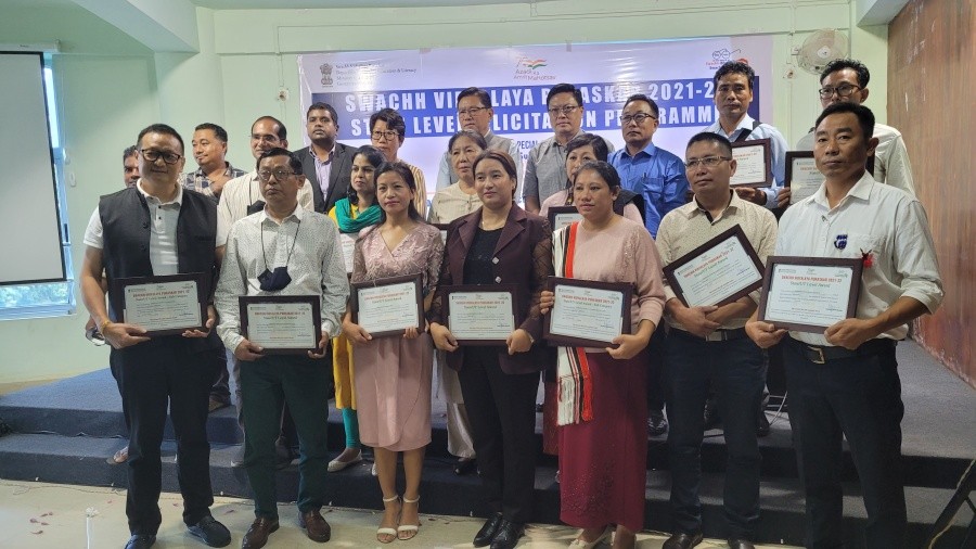 State level awardees of Swachh Vidyalaya Puraskar 2021-22 with KT Sukhalu and others in Kohima on July 27. (Morung Photo)