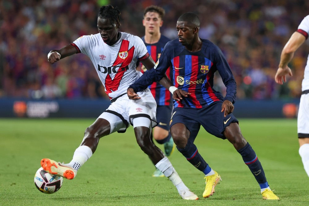 Barcelona's Ousmane Dembele (R) and Rayo Vallecano's Pathe Ciss battle for the ball during the Spanish La Liga soccer match between FC Barcelona and Rayo Vallecano at Spotify Camp Nou, on 13 August 2022. (Photo: David Ramirez/DAX via ZUMA Press Wire/dpa/IANS)