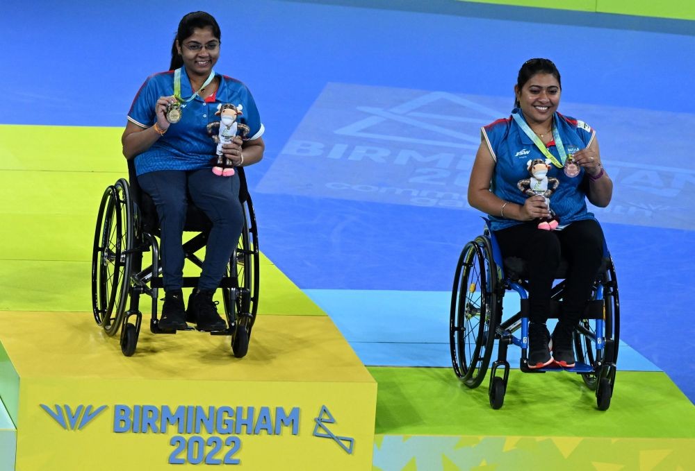 Birmingham: Gold medal winner Bhavina Hasmukhbhai Patel and bronze medal winner Alagar Raj Aravindam of India during the medal ceremony of the Para Table Tennis event at the Commonwealth Games 2022 (CWG 2022), in Birmingham, UK, Saturday, Aug 6, 2022. (PTI Photo/Swapan Mahapatra)