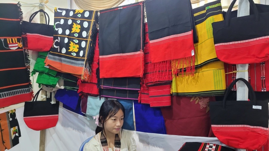 The Morung Express presents the glimpse of State Handloom Expo 2022 at Gorkha Public Panchayat Hall, Chandmari, Kohima on August 7. It will continue till August 20 from 10:00 AM to 4:00 PM daily. Coinciding with 8th National Handloom Day, this expo is organized by Nagaland Apex Weavers & Artisans Co-operative Federation Ltd, Dimapur (WEAFED) and sponsored by office of the Development Commissioner for Handlooms, Ministry of Textiles, Government of India, New Delhi. (Morung Photos)