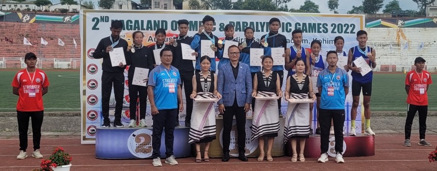 Theja Meru and others with winners of 4X400M Mixed Relay on August 26. (Morung Photo)
