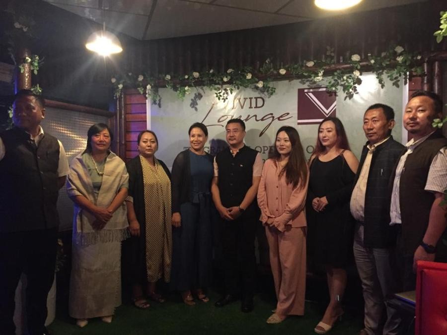 Lounge proprietor Kekhrie Pfukha (Right) with other guests. (Morung Photo)